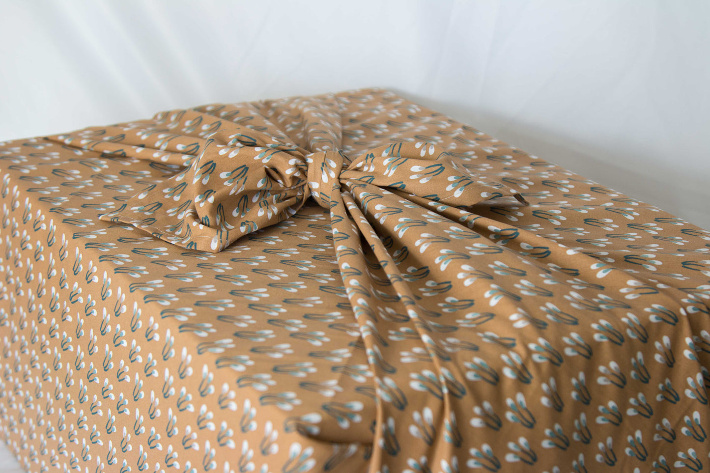 Emballage cadeau en tissu, lavable et réutilisable pour toutes occasions ! Noël, anniversaire, fête, naissance, bouteille... Emballez, offrez et récupérez votre emballage (ou pas !)