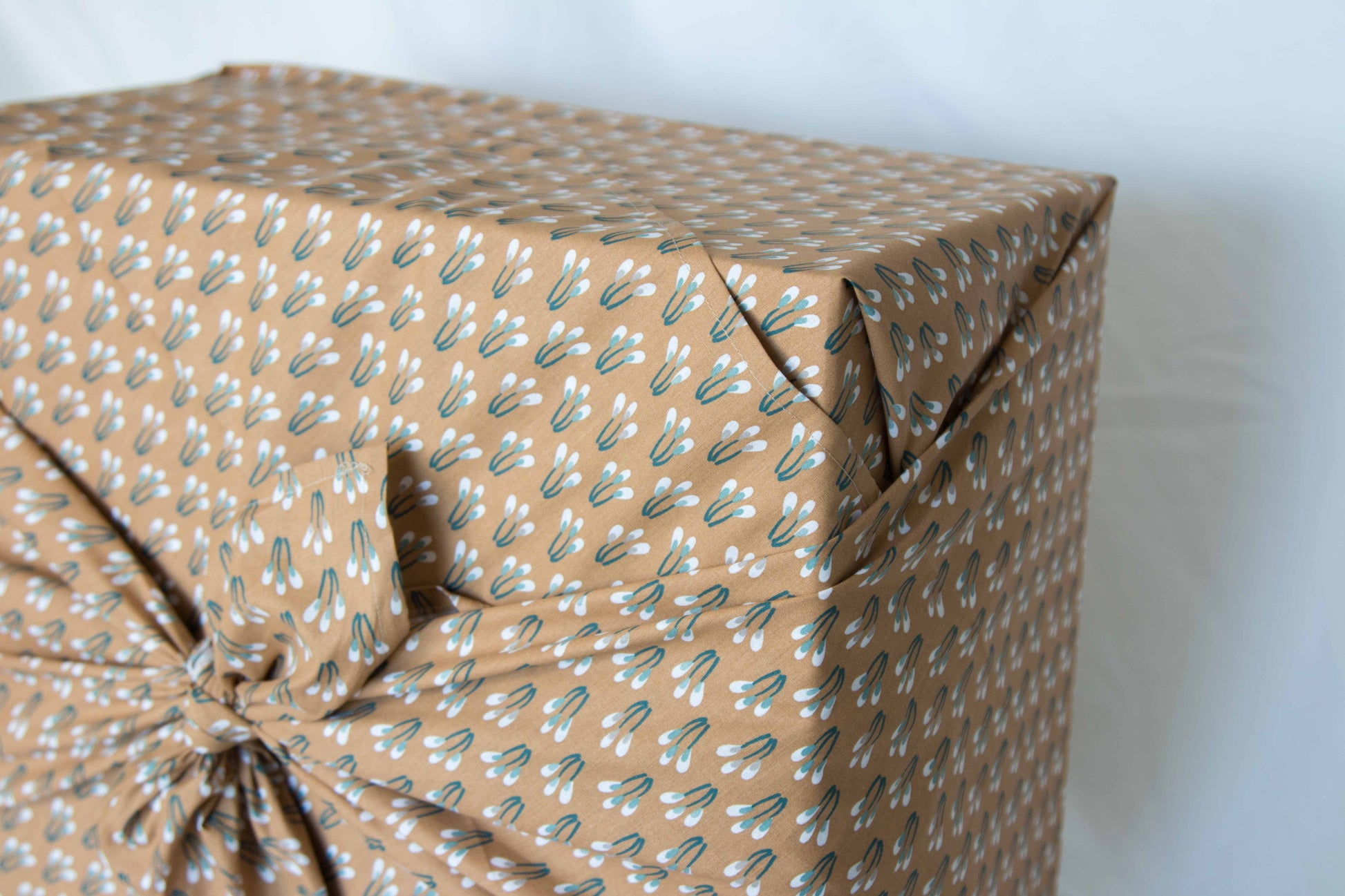 Emballage cadeau en tissu, lavable et réutilisable pour toutes occasions ! Noël, anniversaire, fête, naissance, bouteille... Emballez, offrez et récupérez votre emballage (ou pas !)