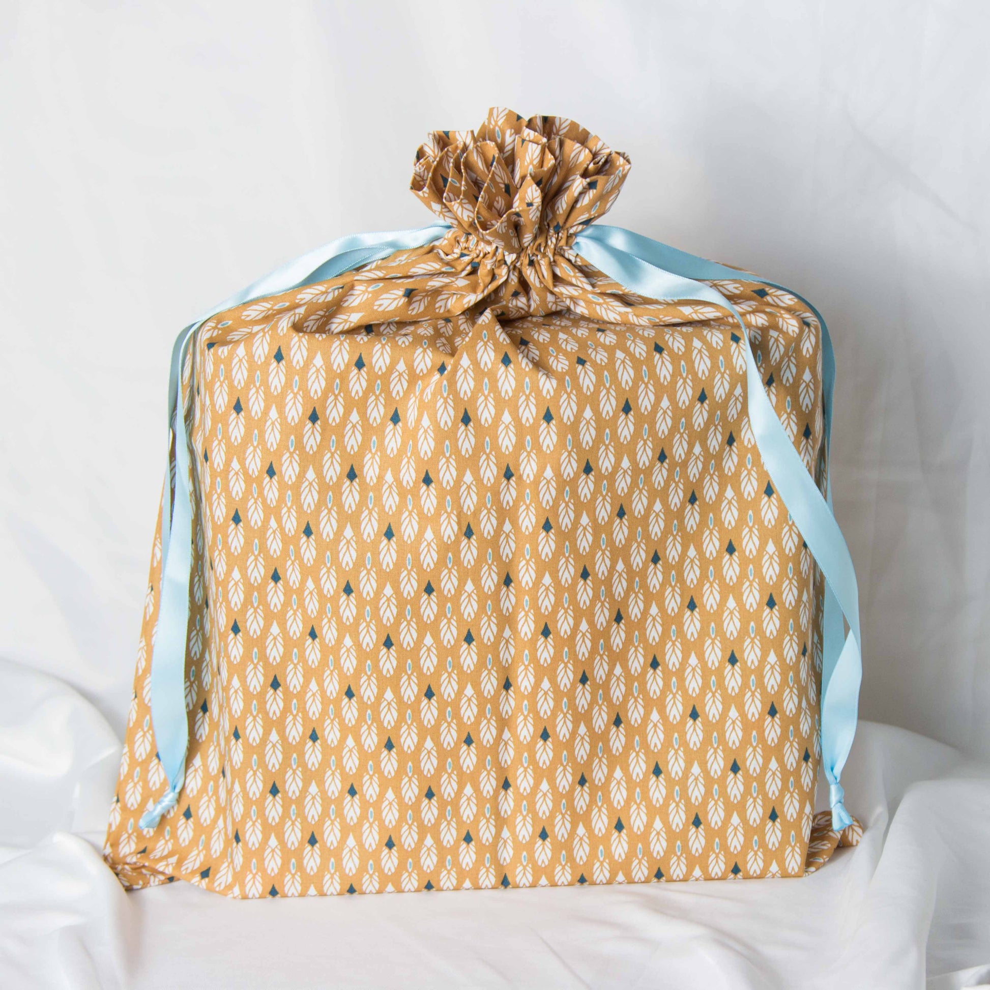 Emballage cadeau en tissu, lavable et réutilisable pour toutes occasions ! Noël, anniversaire, fête, naissance, bouteille... Emballez, offrez et récupérez votre emballage (ou pas !)