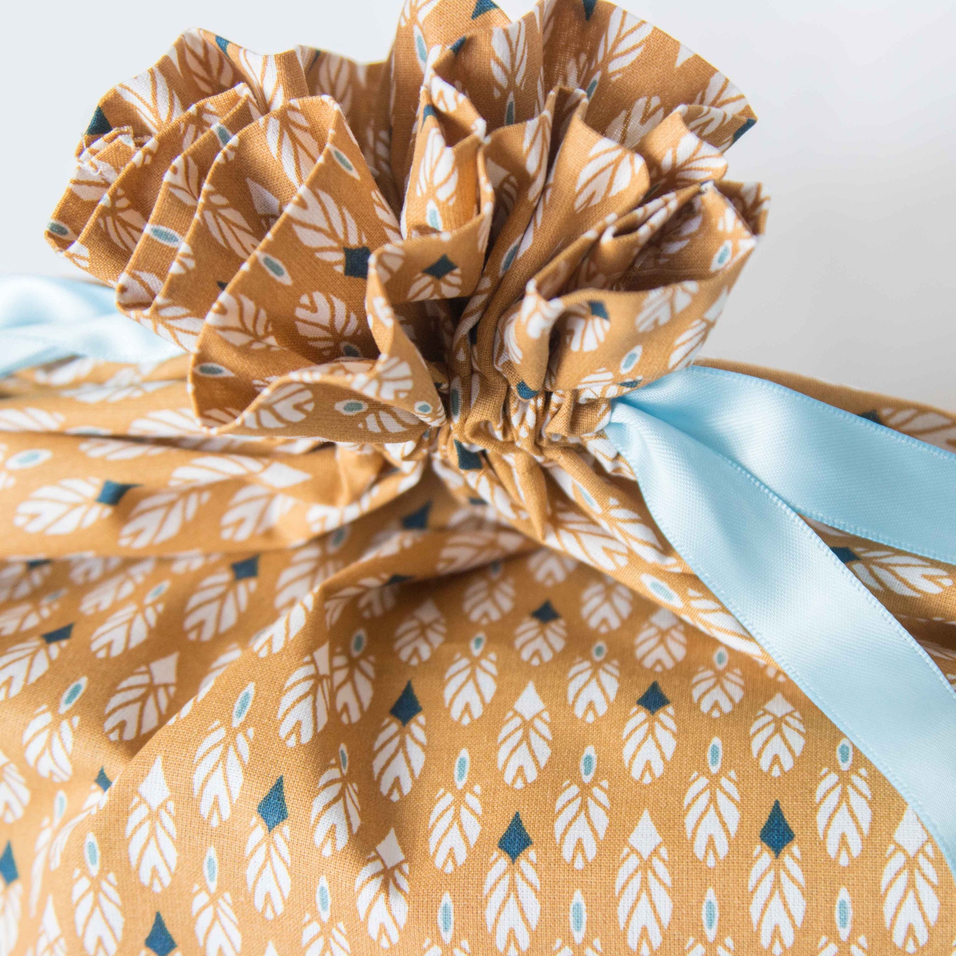 Emballage cadeau en tissu, lavable et réutilisable pour toutes occasions ! Noël, anniversaire, fête, naissance, bouteille... Emballez, offrez et récupérez votre emballage (ou pas !)